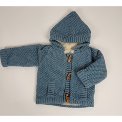 Chaqueta azul con pelo.