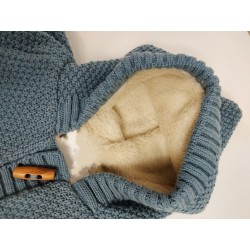 Chaqueta azul con pelo.