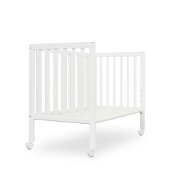 Cuna transformable en escritorio en blanco.