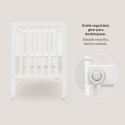 Cuna transformable en escritorio en blanco.