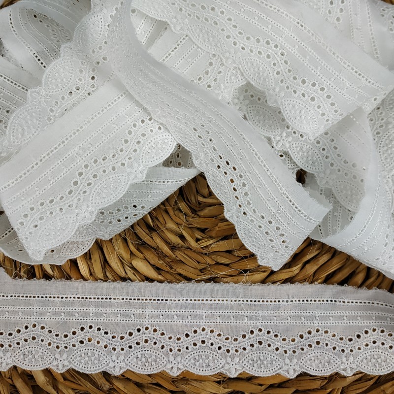 Tira bordada con festón de onda, enredadera de hojitas perforadas,  medallones y flores en color blanco, serie Elba.
