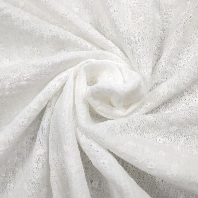 doble Bámbula algodón en blanco con bordado de pequeñas flores.