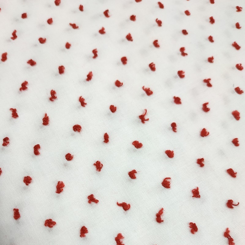 Tejido 100% algodón plumetí vintage con vainicas sobre un fondo en blanco  roto y estampado ramitas con florecitas.